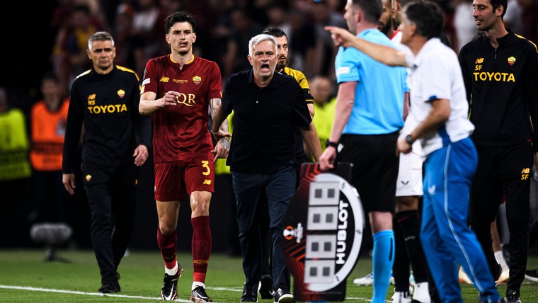 Mourinho laat Roma-stopper gaan: 'Nu kun je me op een goed diner trakteren'