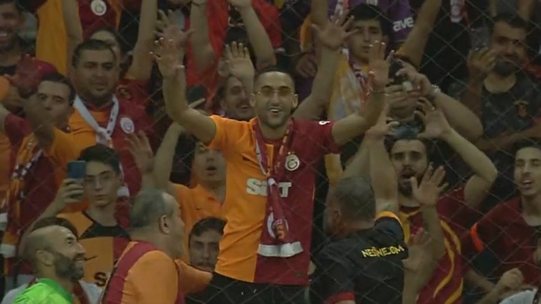 Ziyech steelt de show bij introductie aan Galatasaray-publiek