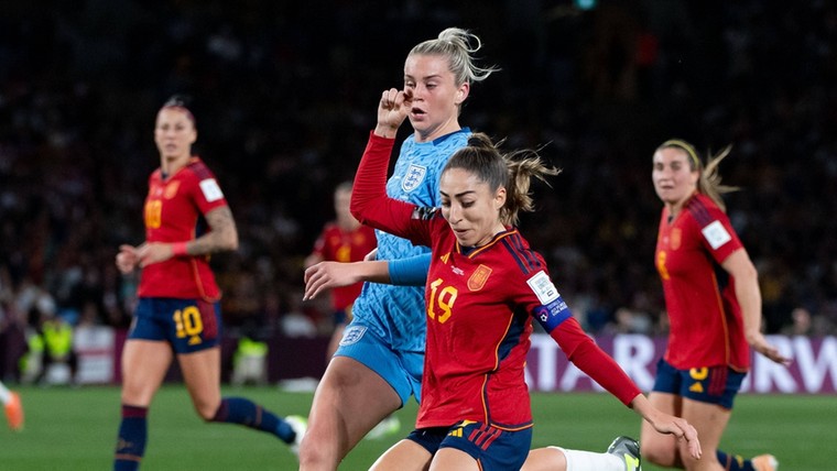 Matchwinner Spanje Carmona hoort na WK-finale dat vader overleden is