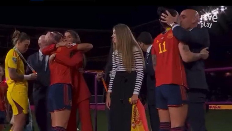 Rubiales biedt excuses aan na ophef om kus aan Spaanse WK-winnares