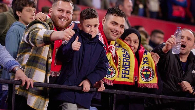 UEFA weert Fenerbahçe-fans uit de Grolsch Veste