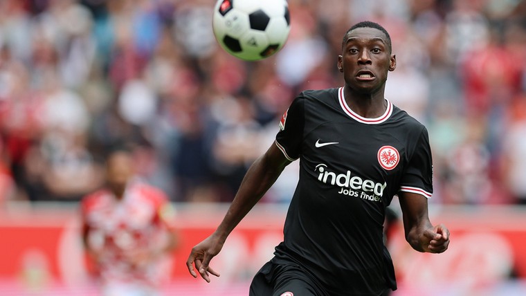 Fans Eintracht Frankfurt geven muitende Kolo Muani trap na