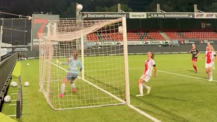 Bizarre goal Ajax Vrouwen: keepster gaat aan de haal met verkeerde bal
