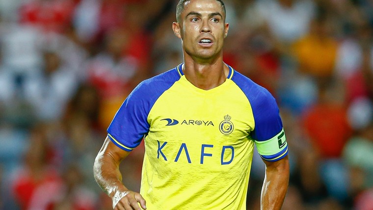 Cristiano Ronaldo laat cameraman sterretjes zien na vrije trap