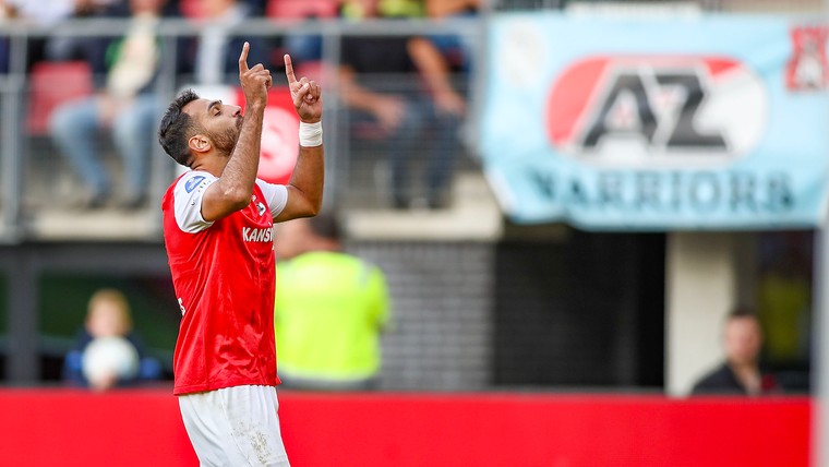 AZ boekt na stroeve start ruime zege en hijgt PSV nog steeds in de nek