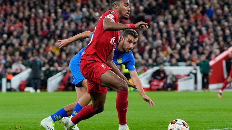 Gravenberch schiet Liverpool op voorsprong en maakt eerste doelpunt