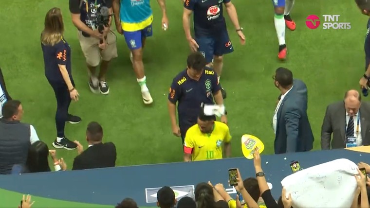 Ongeïnspireerde avond eindigt voor Neymar met zak popcorn op zijn hoofd