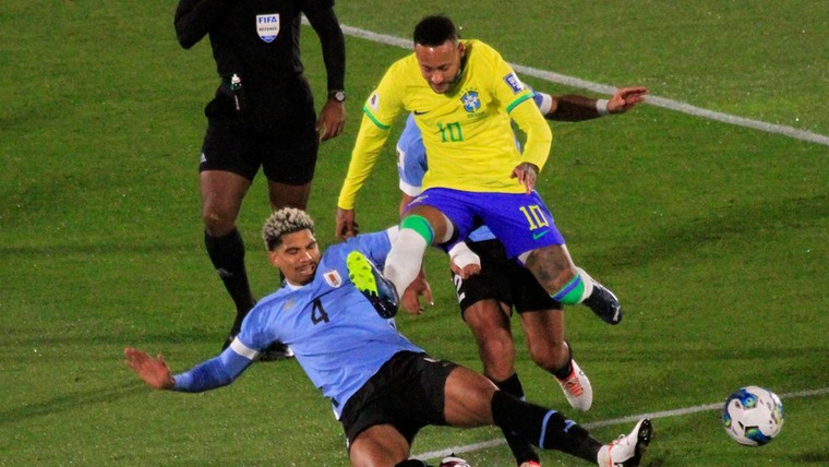 Neymar in tranen van het veld tijdens bijzonder pijnlijke avond voor Brazilië