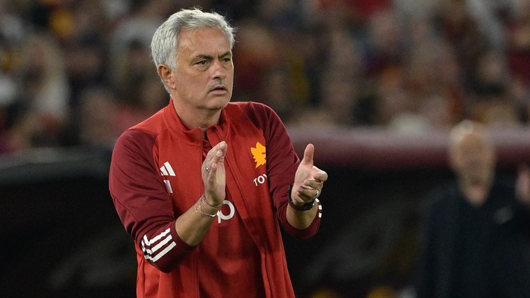 Huilgebaar kost Mourinho rode kaart bij opgeleefd AS Roma