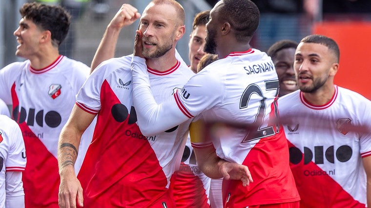 Crisis Ajax compleet na nederlaag in krankzinnig spektakelstuk tegen Utrecht
