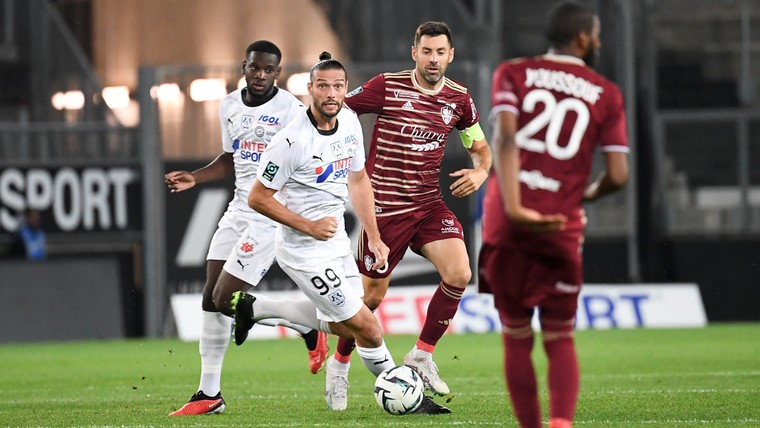 Carroll (ex-Liverpool) duikt op met heerlijke goal in Ligue 2