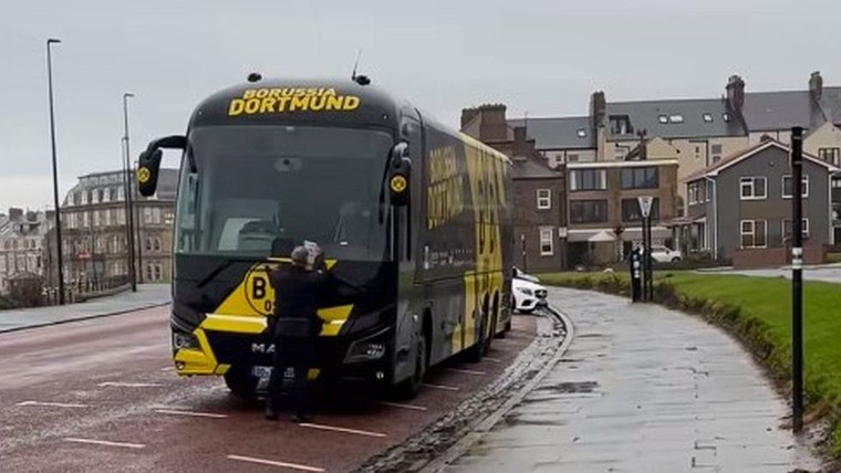 Parkeerwachter kent geen genade voor spelersbus van Borussia Dortmund