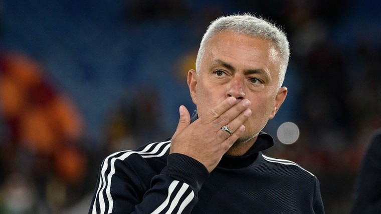 Mourinho spreekt van 'respectloze' arbitrage: 'Hij gaf gerichte kaarten'