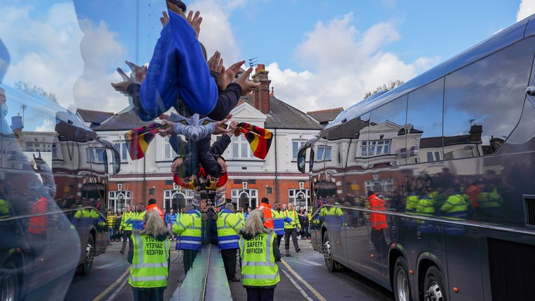 Talenten Arsenal komen niet in actie doordat buschauffeur zich vergist