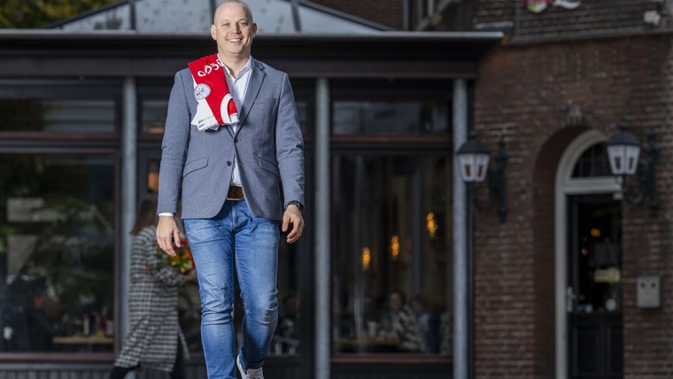 De wethouder die stad en land afreist voor wedstrijden van Ajax