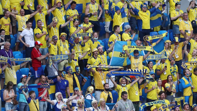 Zweedse bondscoach ontroerd door meereizende fans: 'Helden'