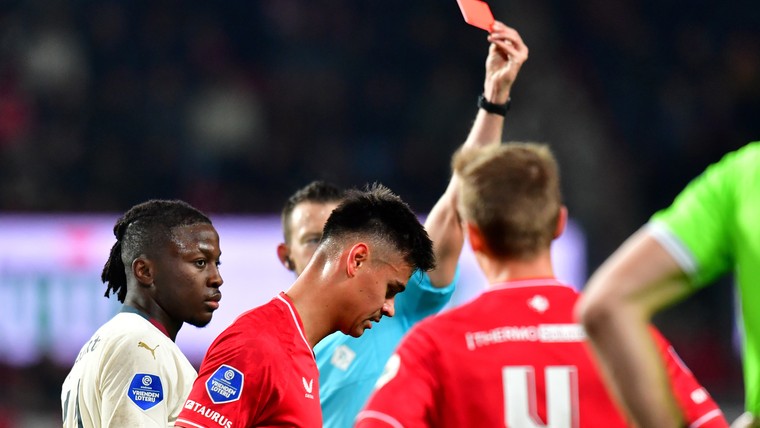 Hilgers dupeert Twente tegen PSV met vliegende tackle
