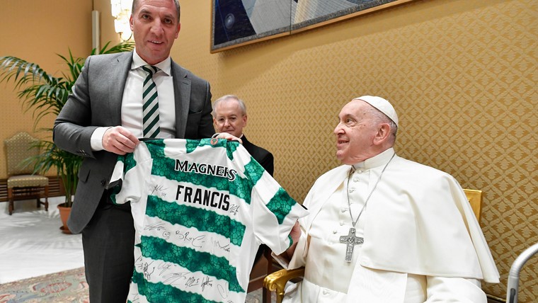 Paus Franciscus uit zorgen over toekomst van het voetbal