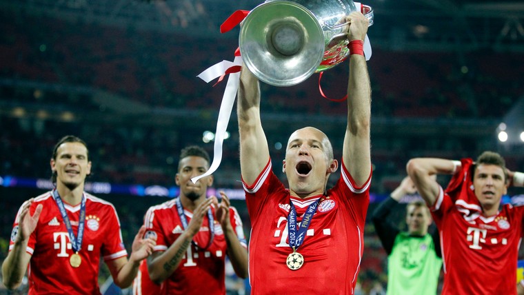 Bayern-supporters eren Robben met geweldige sfeeractie