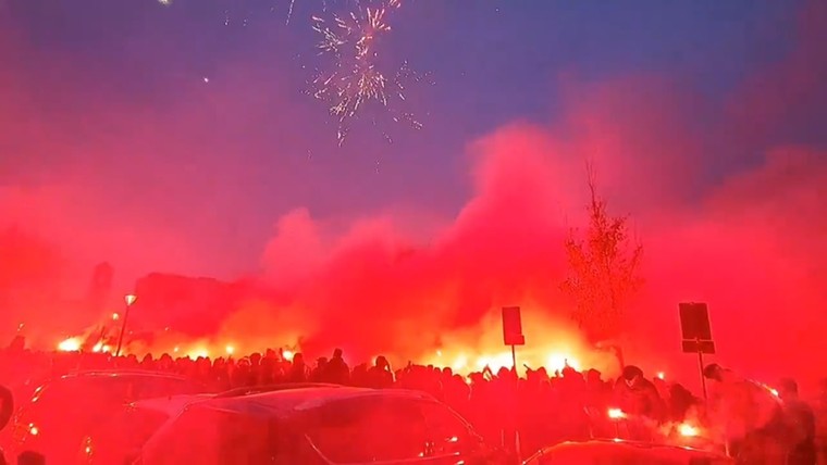 Warm onthaal voor PSV: fakkelzee in Eindhoven na zege op Feyenoord
