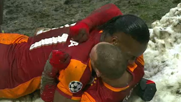 Galatasaray deelt vanwege jubileum beelden van speciale CL-goal Sneijder