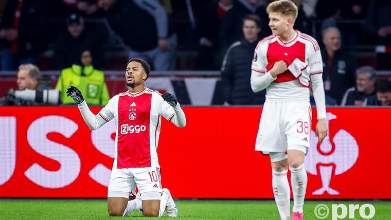Ajax blijft dankzij grabbelende keeper bij dubbelslag Akpom actief in Europa