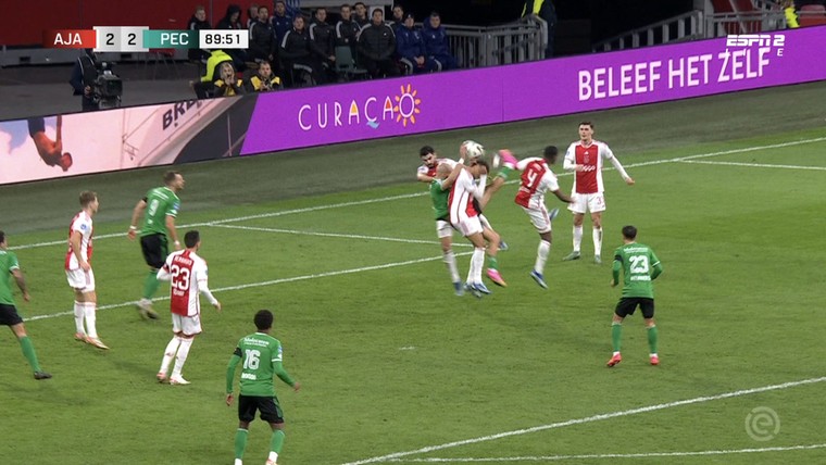 Waarom het tweede doelpunt van PEC tegen Ajax niet werd afgekeurd