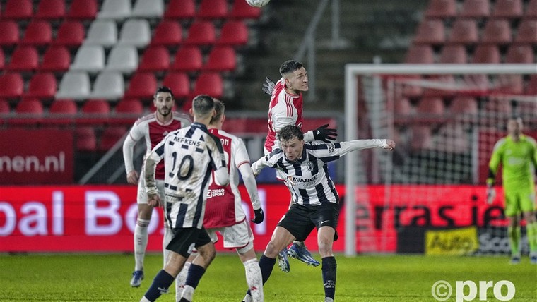 Dramatische rentree voor Ávila bij Ajax: 'Dit is heel amateuristisch'