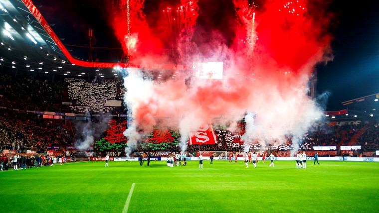 Concurrenten en tegenpolen: AZ en FC Twente strijden om plek drie