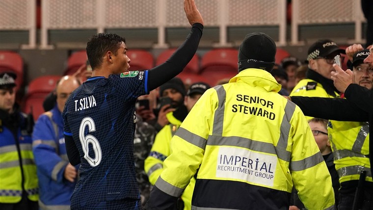 Thiago Silva probeert woedende Chelsea-fans te sussen na blamage
