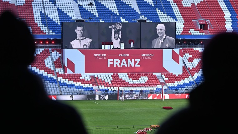 Tienduizenden fans wonen in Bayern-stadion afscheid Beckenbauer bij