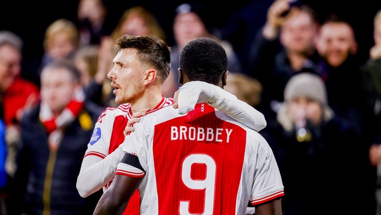 Dubbelslag Brobbey helpt Ajax opnieuw dichter bij AZ en Twente