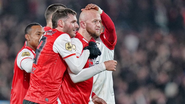 Feyenoord legt pover AZ opnieuw over de knie en stoot door naar halve finale