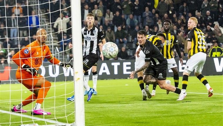 Heracles duwt tiental Vitesse na comeback vaster in het drijfzand