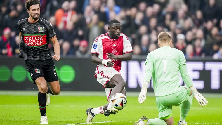 Flets Ajax dieper in de put na late goal NEC