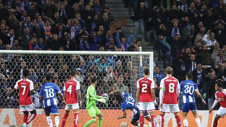Porto-spits maakt bijzondere misser helemaal goed tegen zwak Arsenal