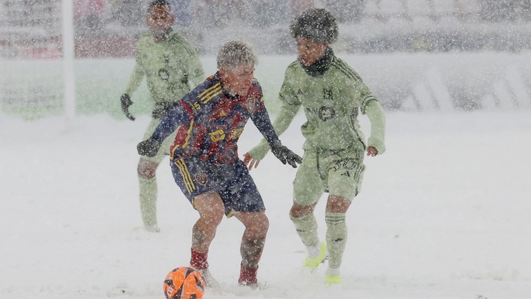 Sneeuwstorm levert fraaie plaatjes op bij MLS-wedstrijd