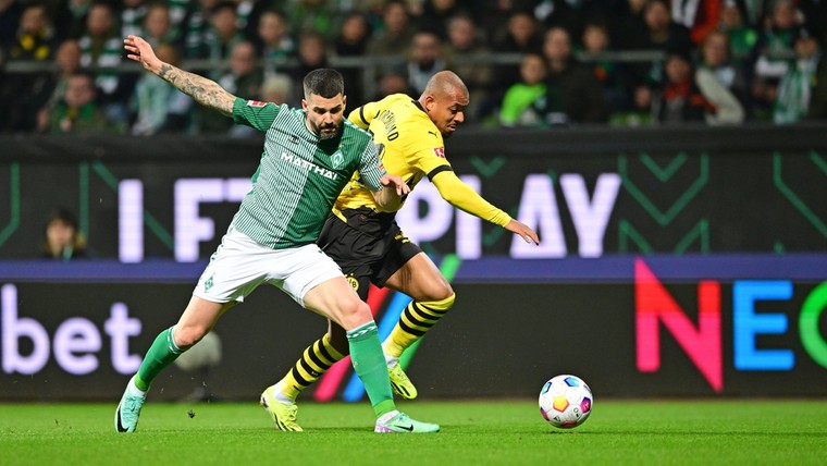 Malen waarschuwt PSV met acrobatisch doelpunt tegen Werder