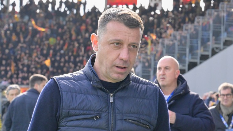 Opmerkelijk: Lecce-trainer geeft Verona-speler kopstoot na verliespartij