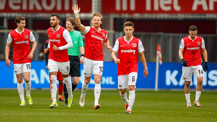 AZ walst over wanhopig Excelsior heen en legt druk bij Ajax