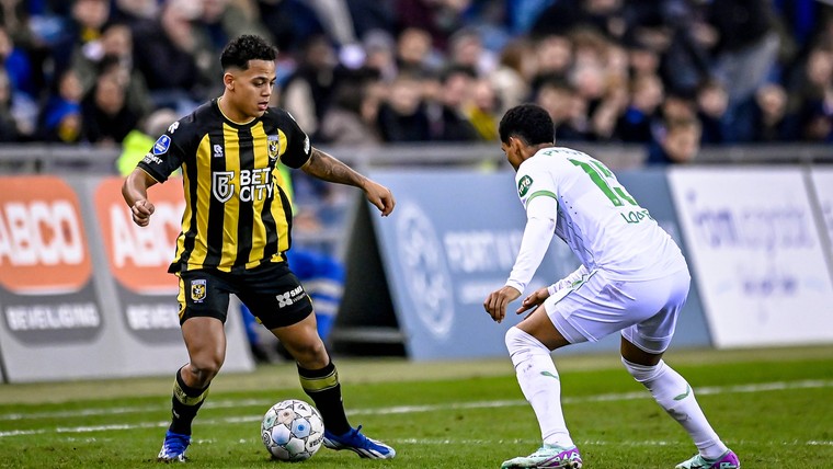 Manhoef leeft mee: 'Vitesse hoort niet zo laag te spelen'