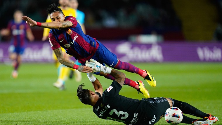 Harde charge doelman en prachtige goal Raphinha helpen Barça aan zege