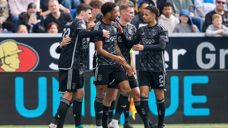 Grillig Ajax meldt zich weer in topvijf dankzij Akpom