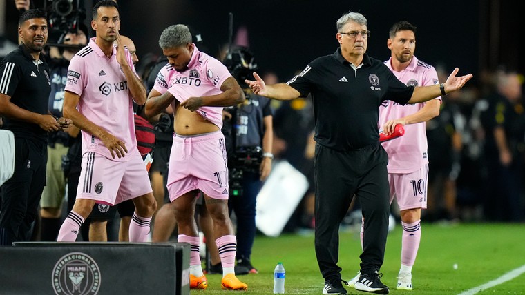 Argentijnse assistent-coach door het stof na uithaal richting Messi en Martino