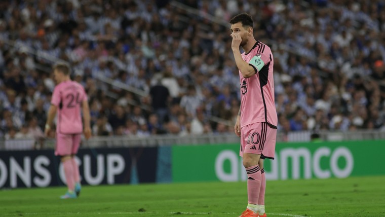 Bodyguard Messi grijpt razendsnel in als fan veld bestormt