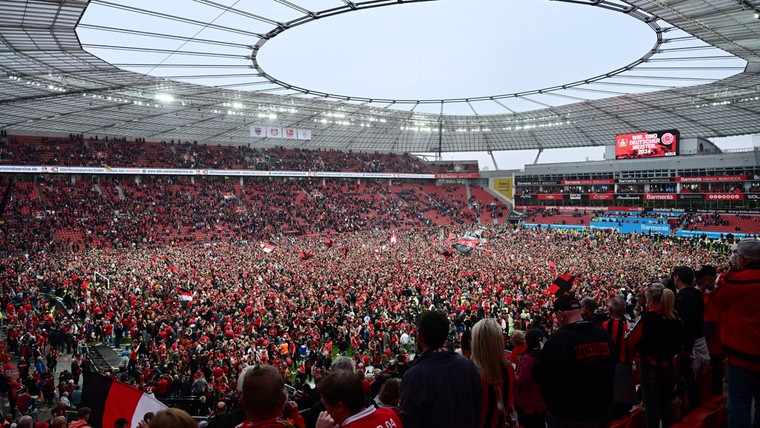 Ongenaakbaar Bayer Leverkusen pakt historische titel en onttroont Bayern