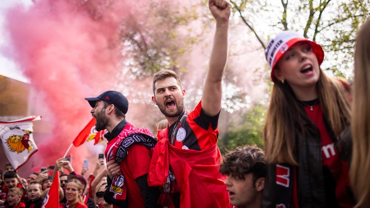 Kijk en geniet: zo wordt de unieke titel van Leverkusen gevierd