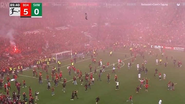 Wat een beelden: Leverkusen-fans bestormen veld voor laatste fluitsignaal