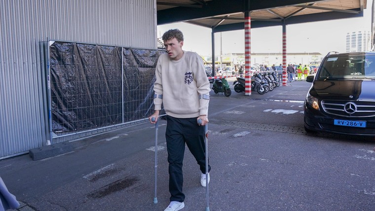 Slot geeft update over blessure van op krukken lopende Wieffer