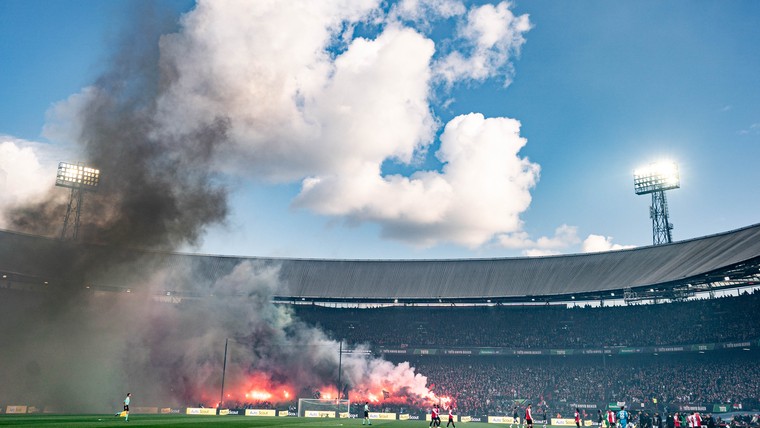 Vuurwerk twee keer spelbreker tijdens bekerfinale tussen Feyenoord en NEC